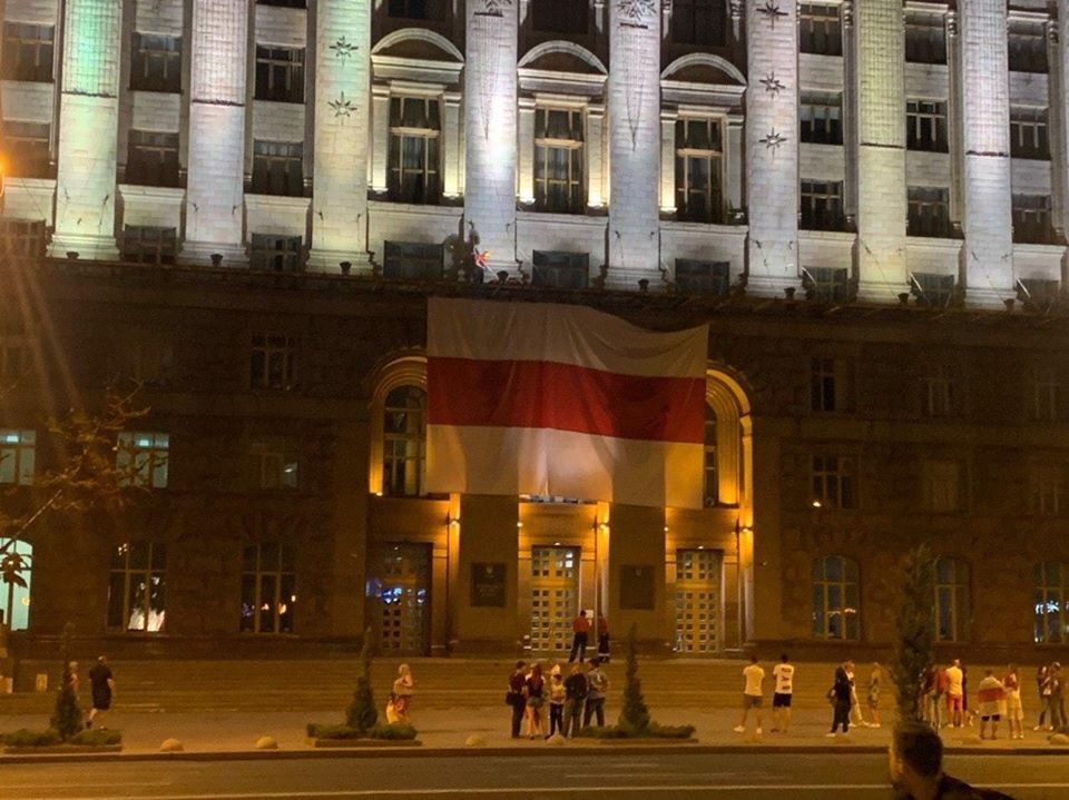 На Киевгорсовете развернули флаг Беларуси.