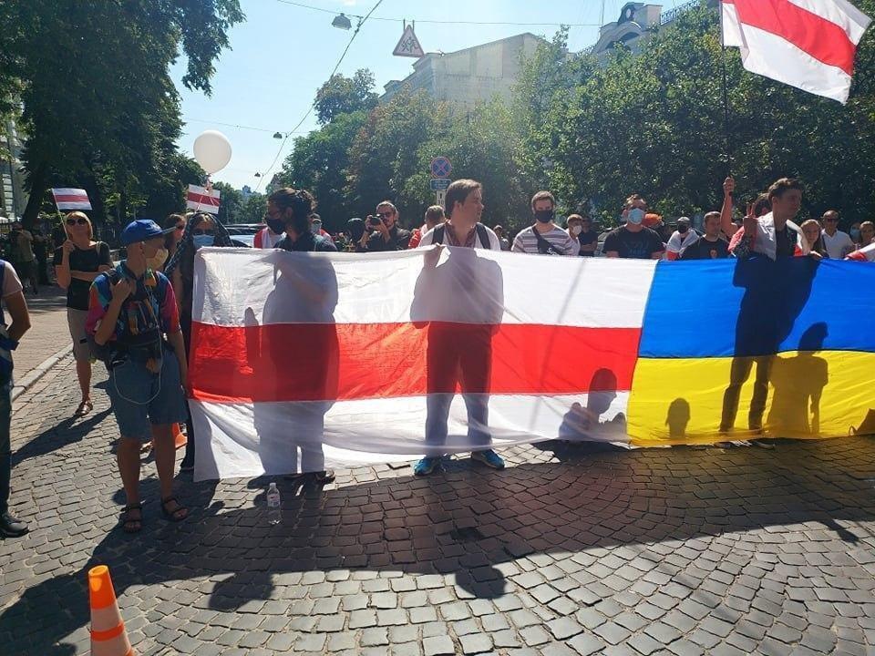 Жители Киева вышли на митинг, чтобы поддержать Беларусь.