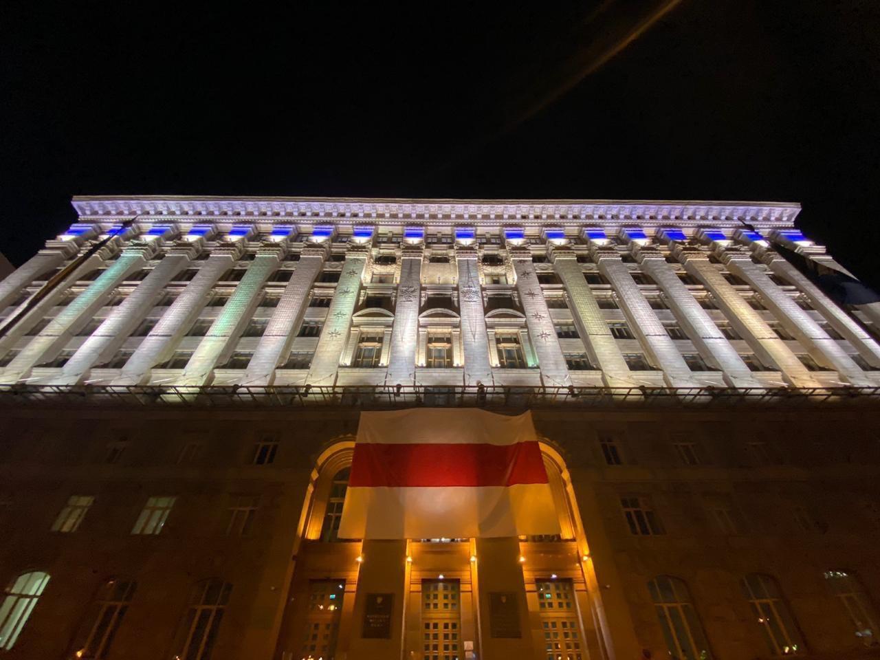 На здании Киевгорсовета повесили флаг Беларуси.