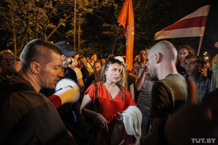Протестующие возле изолятора временного содержания на Окрестина