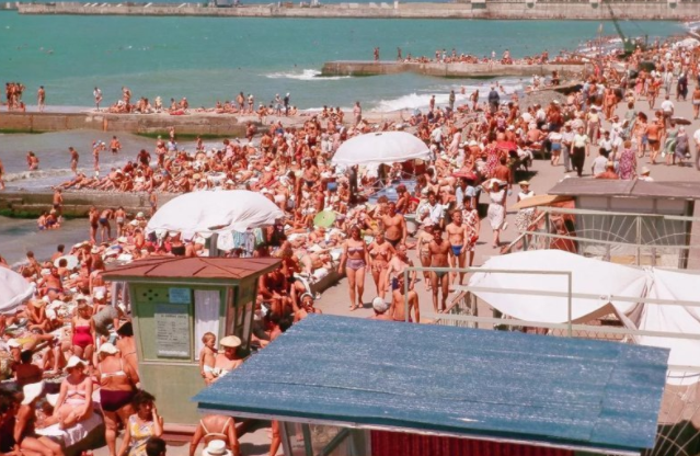 Переполненный пляж Черного моря при СССР