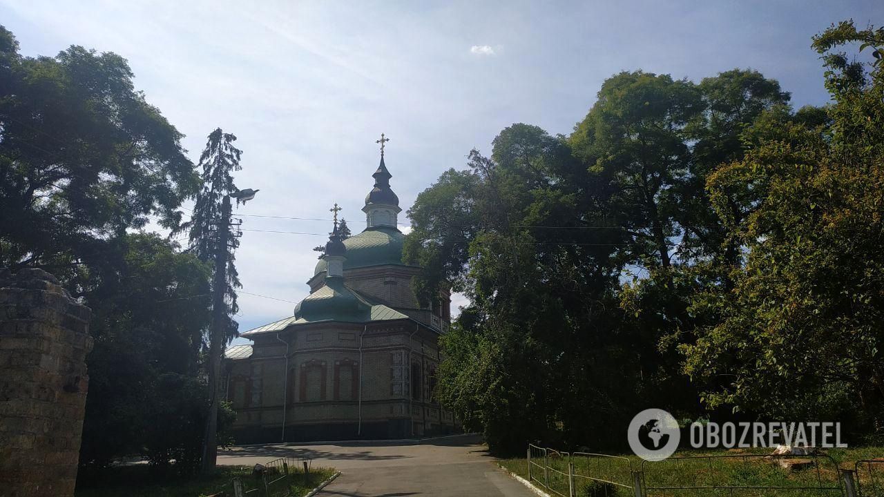Свято-Троицкий монастырь (Китаевская пустынь) находится в Голосеевском районе Киева
