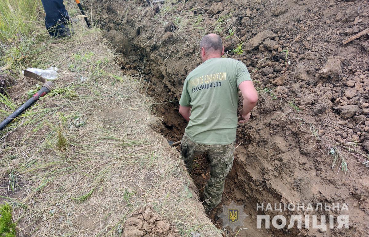 Ексгумацію провели поліцейські з залученням групи транспортування і пошуку загиблих військовослужбовців "Евакуація 200 "Збройних Сил України"