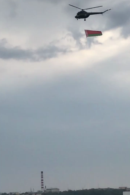 Над Могилевом пролетел вертолет с флагом