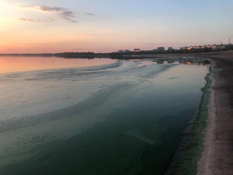 Річка Дніпро знаходиться в поганому стані. Фото очевидців