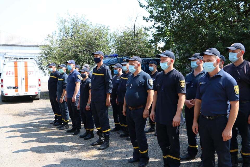 Пожарные помогут местным жителям восстановить разрушенные обстрелами дома