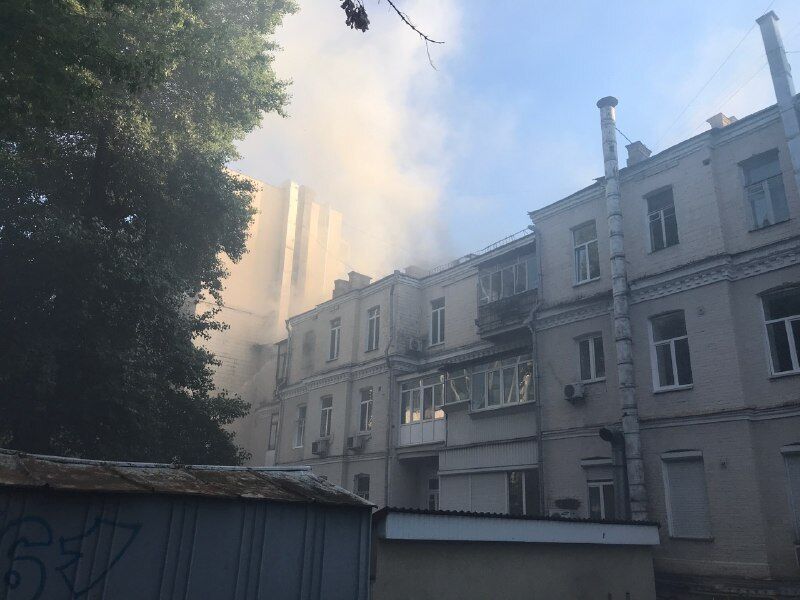 Пожежа почалася з квартири на останньому поверсі.