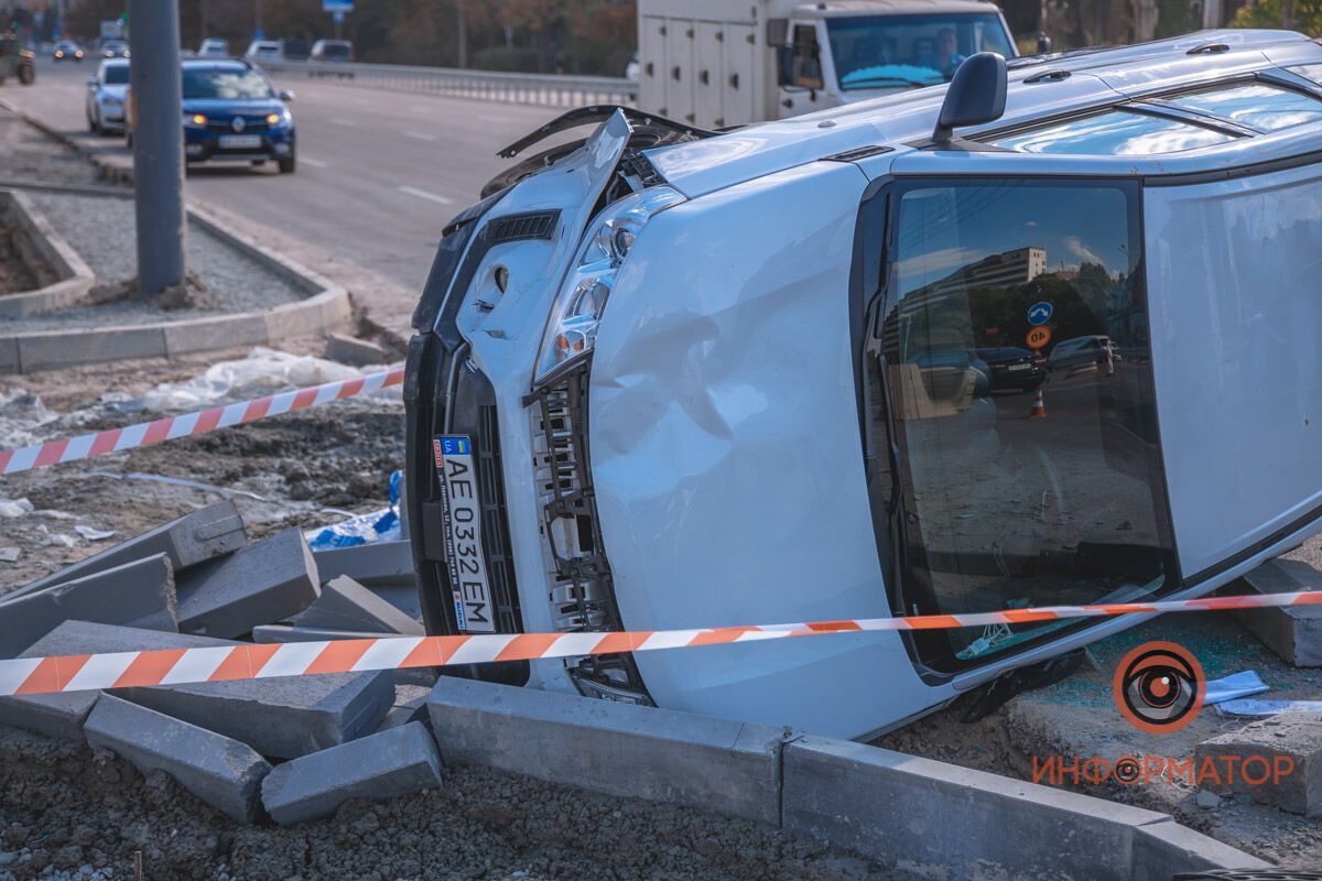 Від удару автомобіль перекинувся