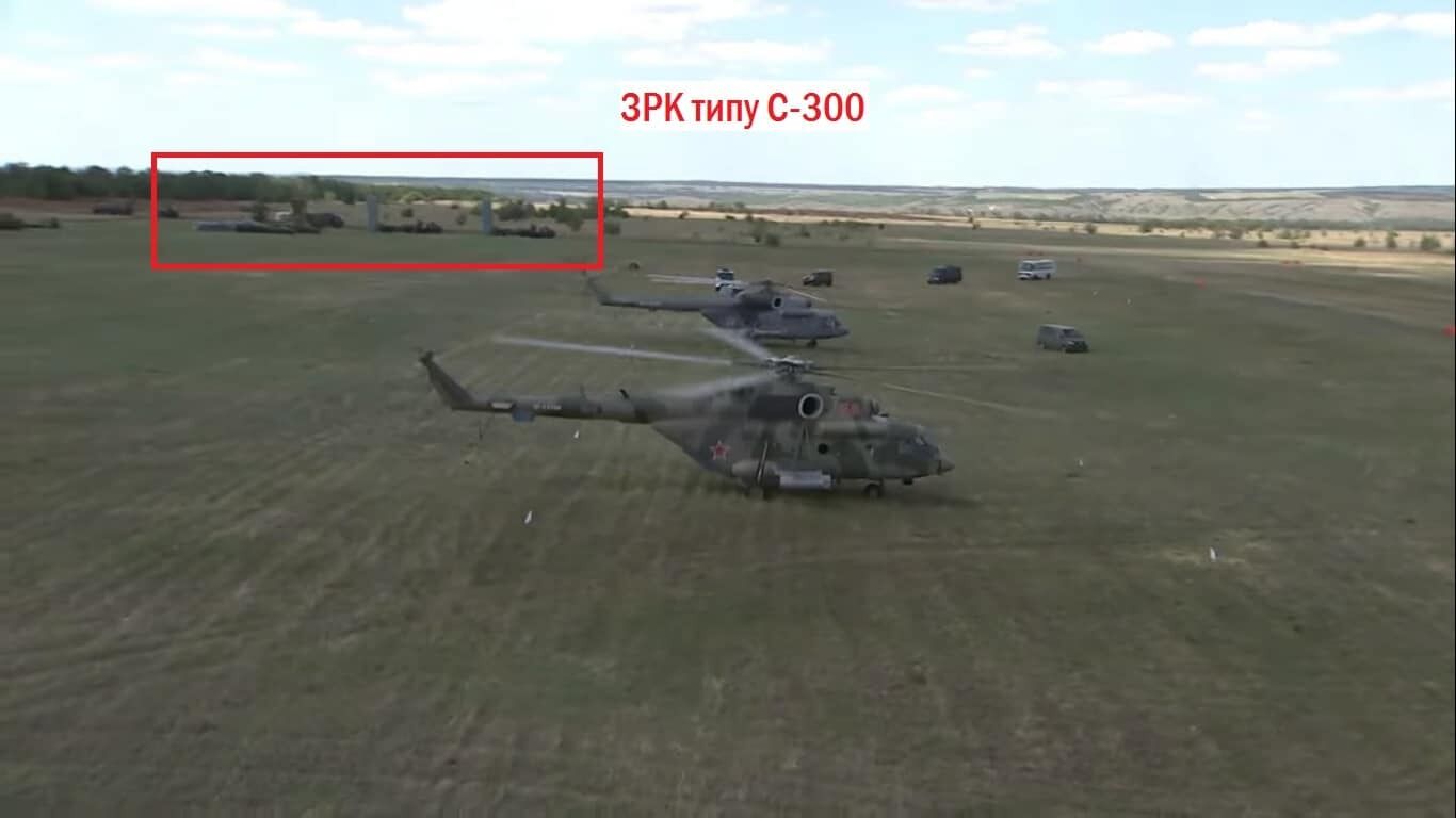 Вертолеты и зенитные ракетные комплексы на полевом аэродроме