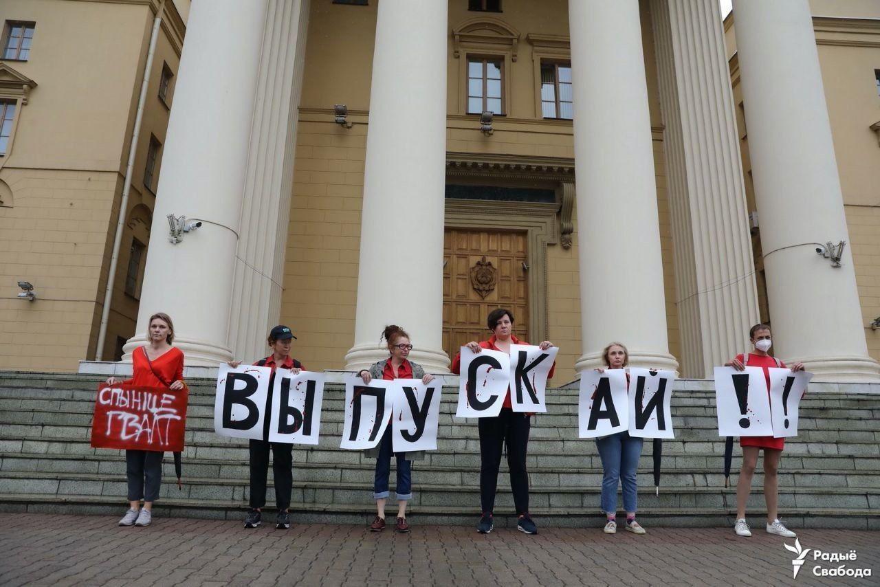 Протест жінок під КДБ в Мінську