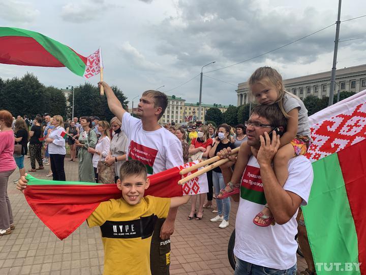 Некоторые – в одинаковых футболках.