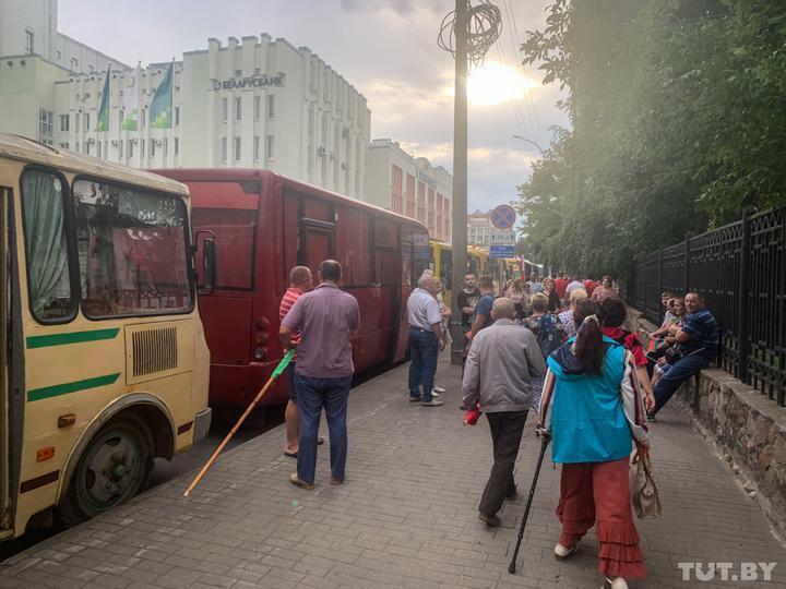 После митинга люди разделились на небольшие группки и отправились к автобусам, которые были припаркованы за зданием облисполкома и на автовокзале.