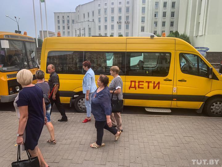 Автобусы, которые привезли митингующих.