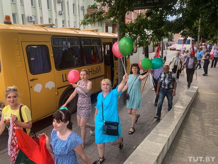 Люди держали в руках воздушные шарики.