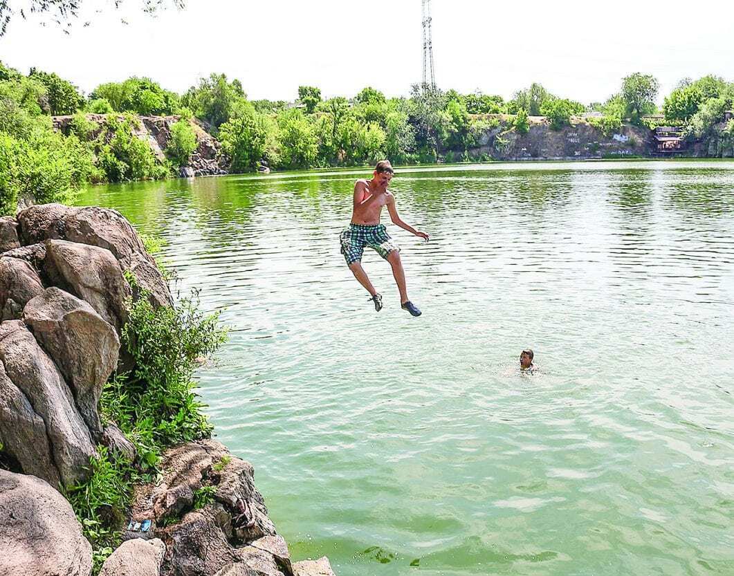 В реке Днепр купаться можно, но не во всех местах. Фото "Наше місто"