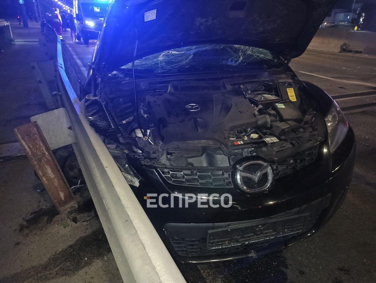 Разбитая Mazda.