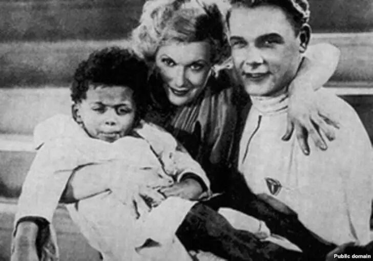Джеймс Ллойдовіч Паттерсон (крайній зліва) – російський письменник, морський офіцер і актор, був старшим із трьох дітей афроамериканського іммігранта в СРСР і його української дружини