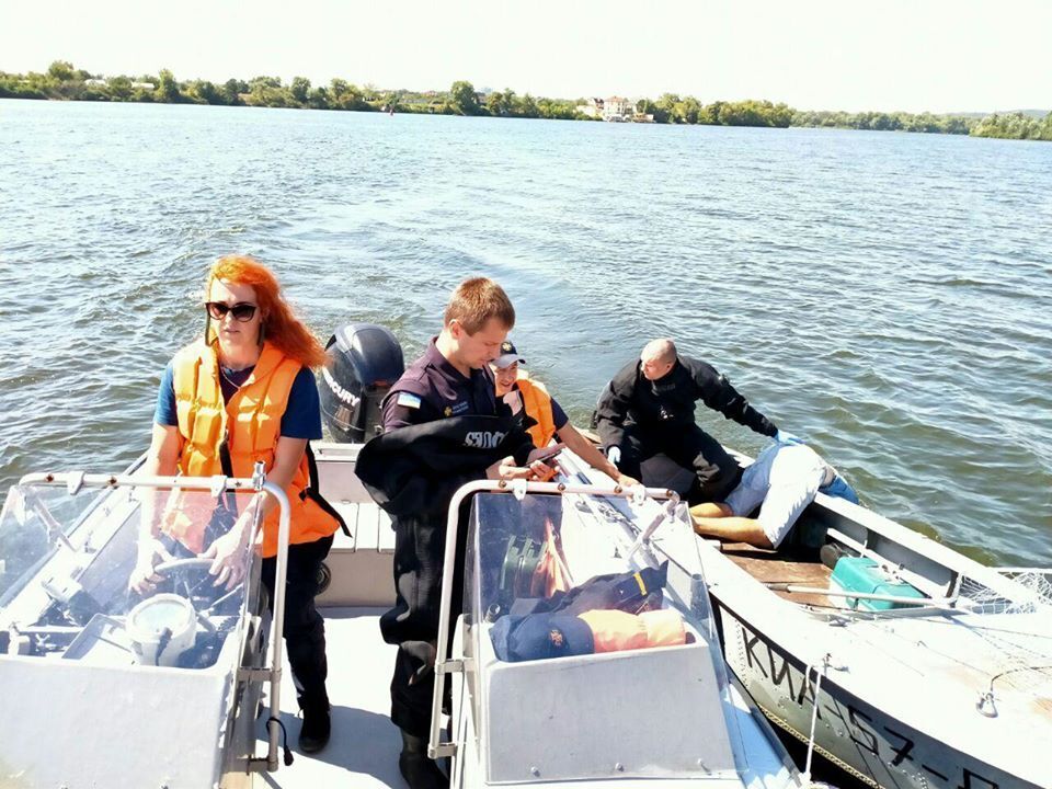 У Києві в річці Дніпро в човні виявили тіло рибалки, верхня частина якого була занурена у воду