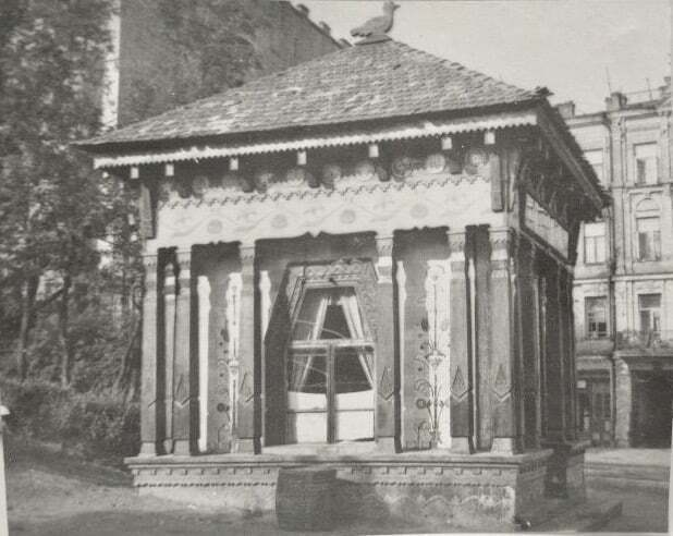 Старенький киоск в Киеве у стадиона "Динамо"