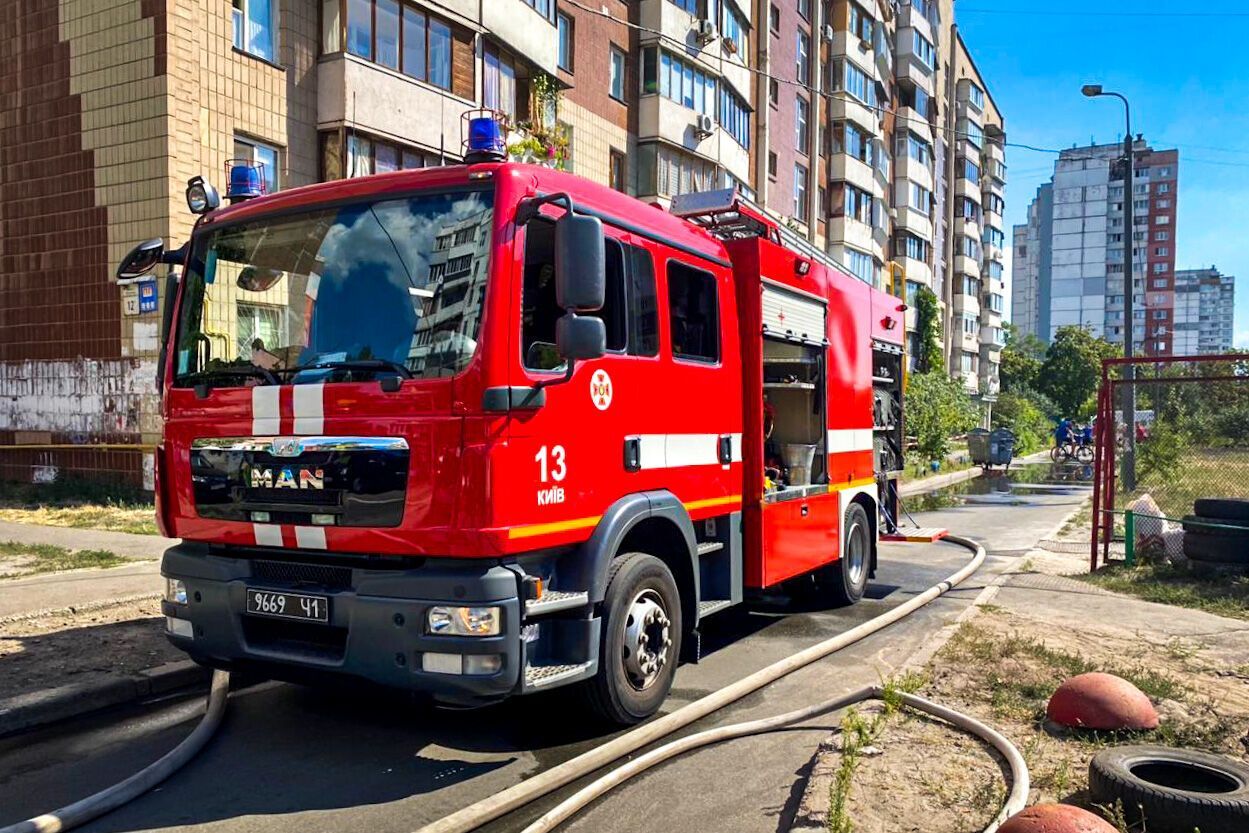 В Киеве возле места пожара мужчина выпрыгнул из окна
