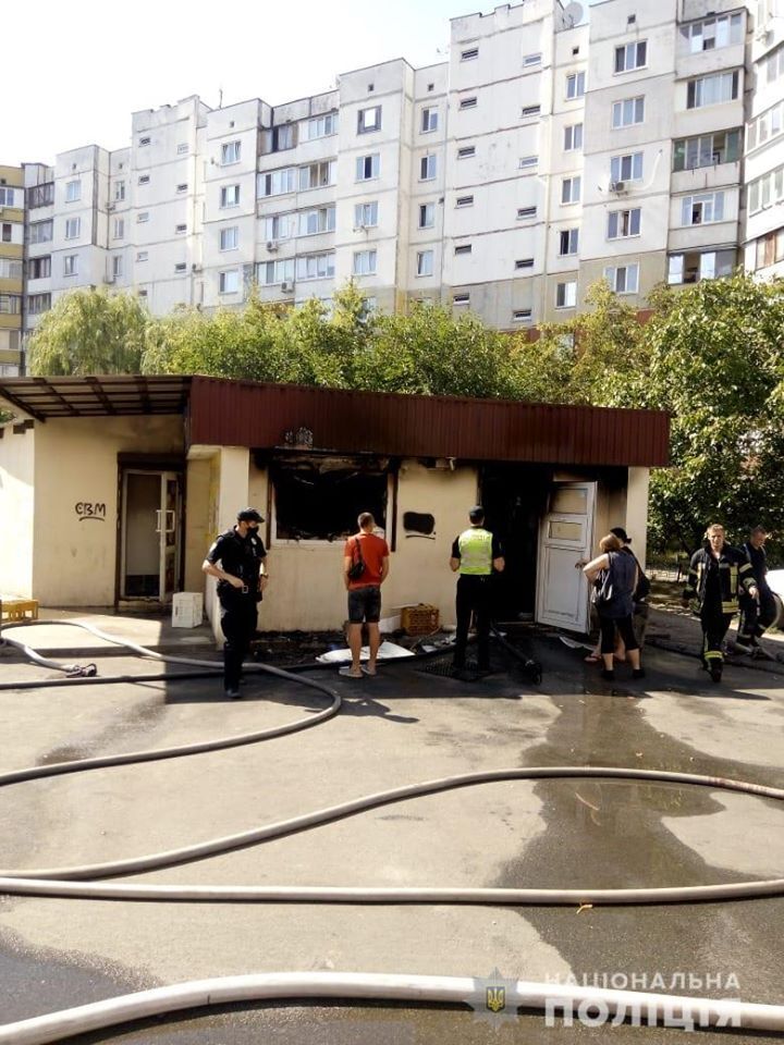 Чоловік підпалив магазин в Києві і зістрибнув з даху