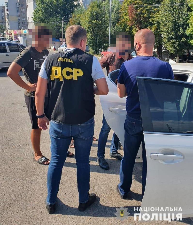 На Днепропетровщине на крупной взятке задержали двух чиновников. Фото пресс-службы ГУ НП в Днепропетровской области