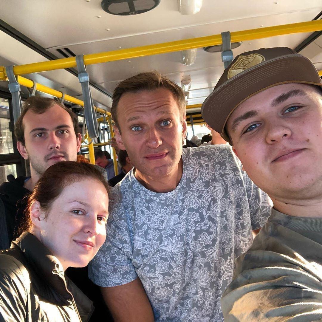 Навальний перед посадкою в літак