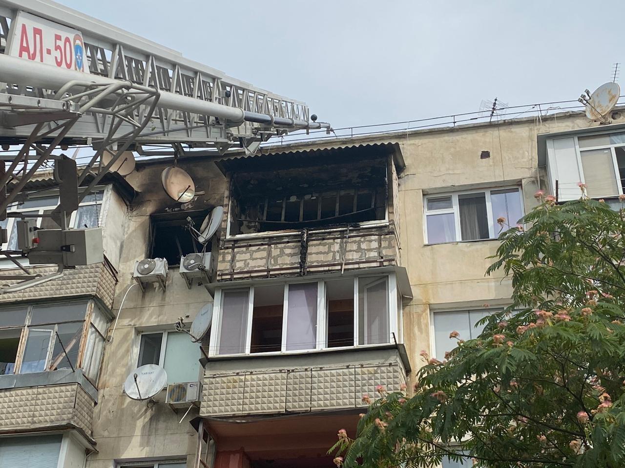 В Севастополе произошел взрыв и пожар в жилом доме