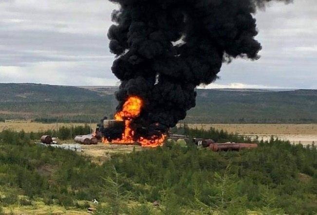 В Якутії спалахнула пожежа на приватному нафтоскладі