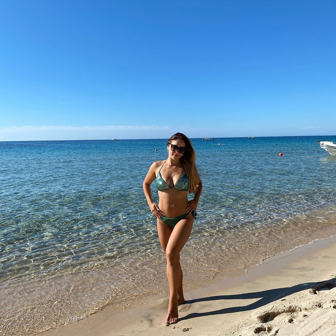 Роксана Малиновская позирует на пляже