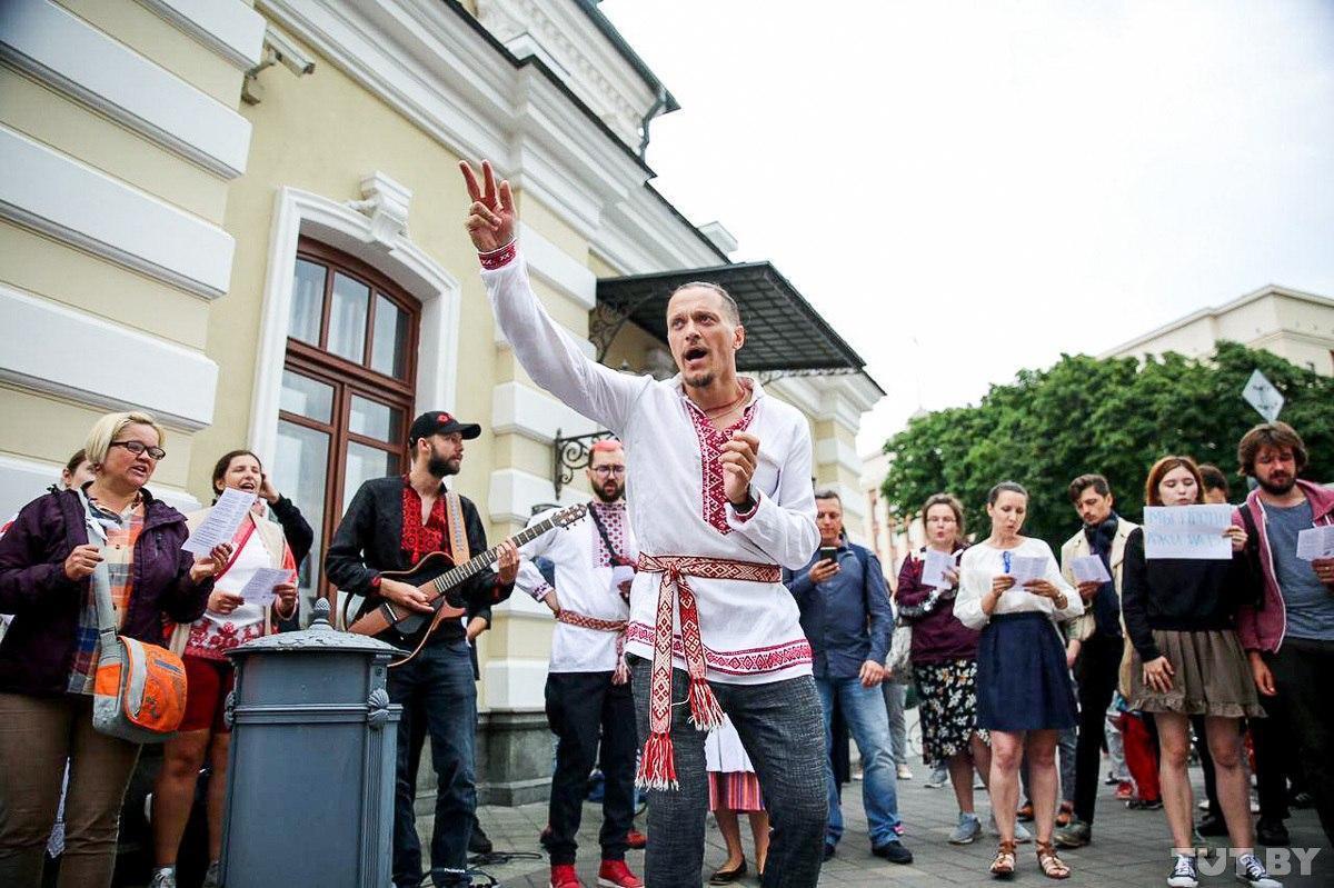 Артисти влаштували флешмоб із білоруськими піснями