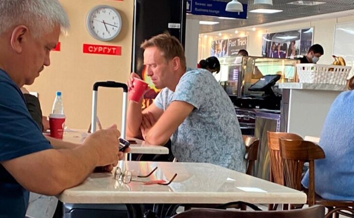 Олексій Навальний п'є чай в аеропорту Томська