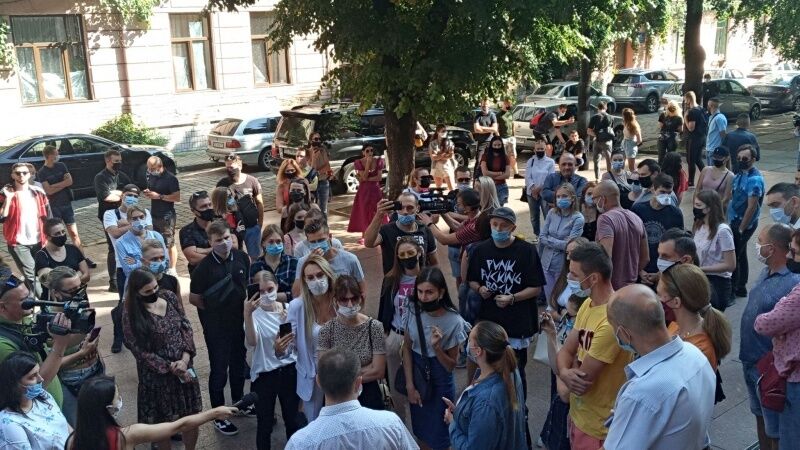 Митинг против ограничений "красной" зоны в Черновцах