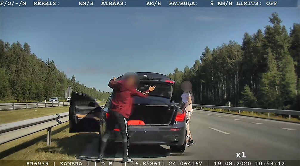 17-річний водій BMW побив поліцейські авто під час погоні