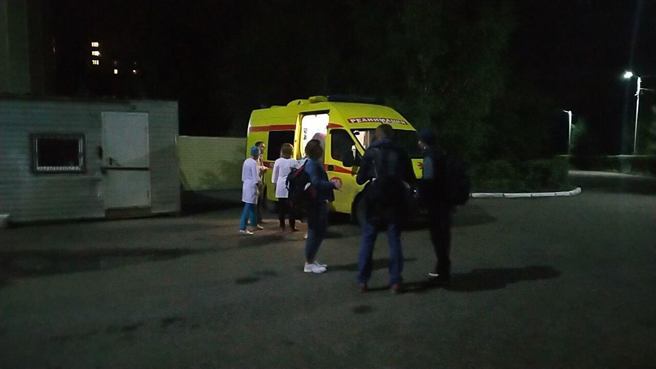 Для транспортування Навального готують автомобіль швидкої допомоги.