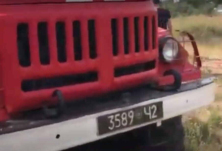 Пожежний автомобіль залучили до розклеювання реклами "Слуги народу".