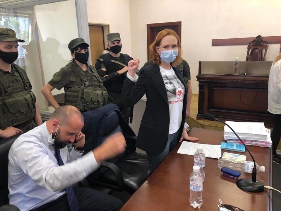 Юлія Кузьменко після суду надягла обручку.