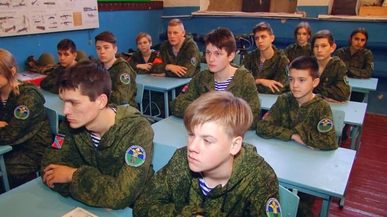 15 серпня відбулися так звані військово-патріотичні збори дітей і молоді Свердловська та Свердловського району
