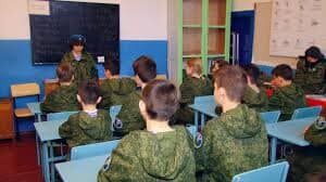 Детей учат рукопашному бою, начальной военной подготовке, стрельбе из оружия