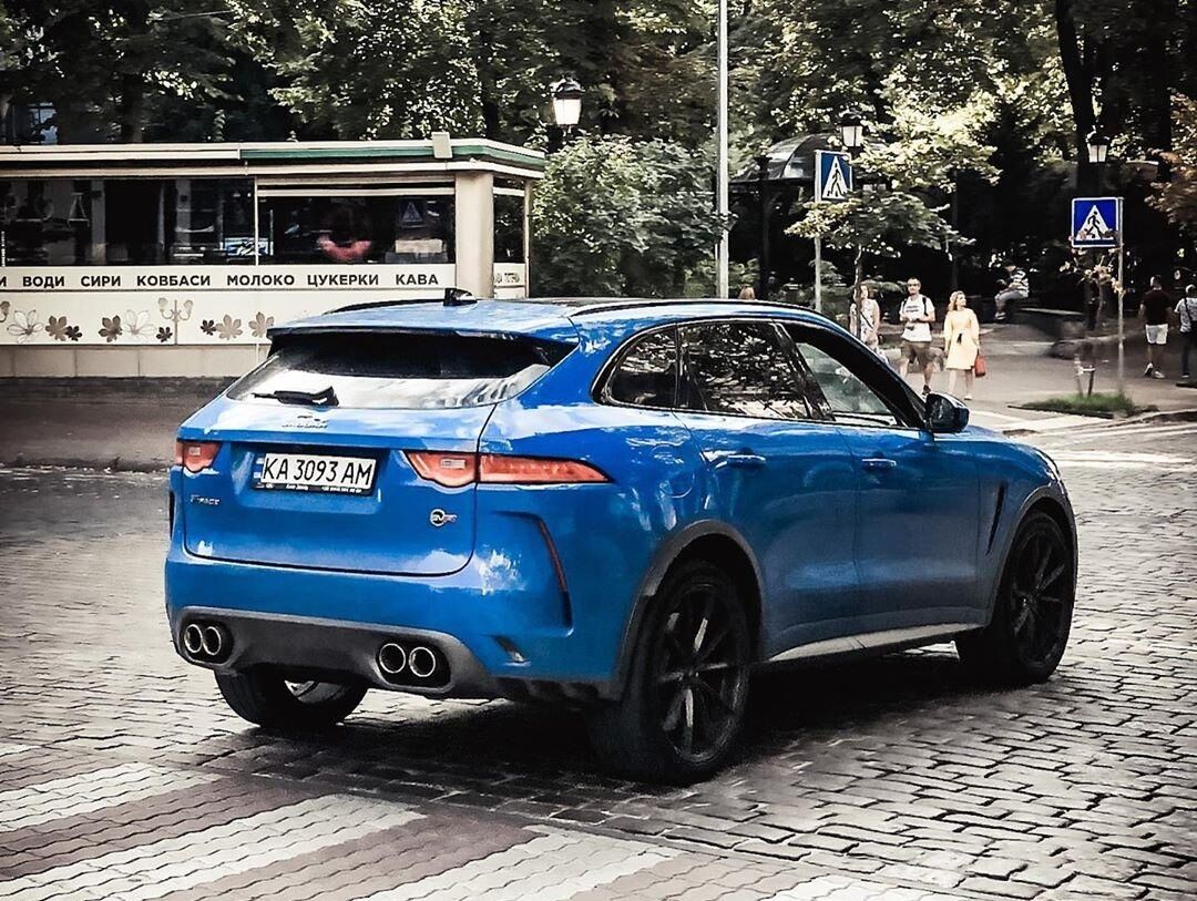 Jaguar F-Pace SVR способен развивать скорость 283 км/ч.