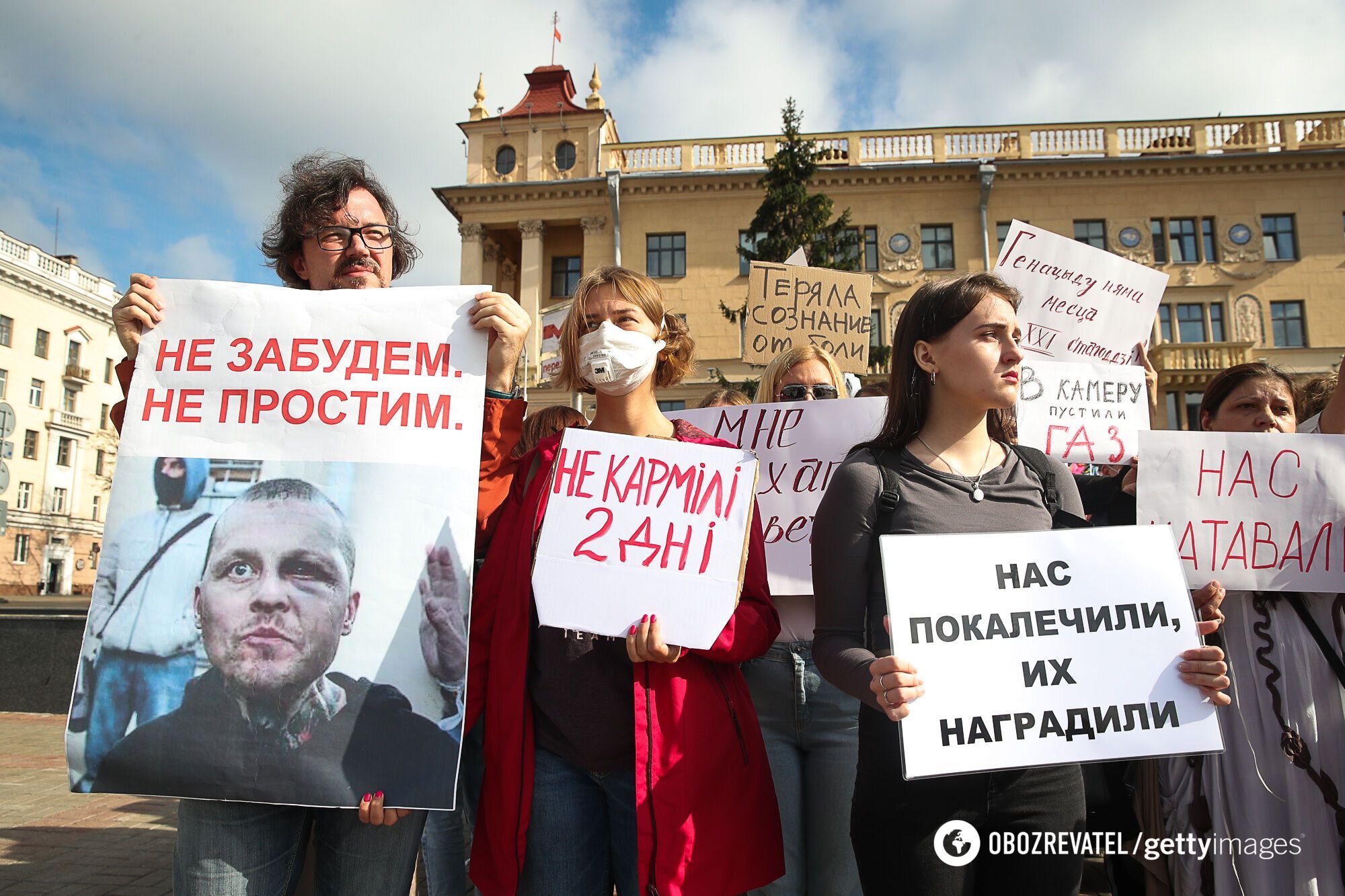 Демонстранты держали плакаты с фото пострадавших задержанных