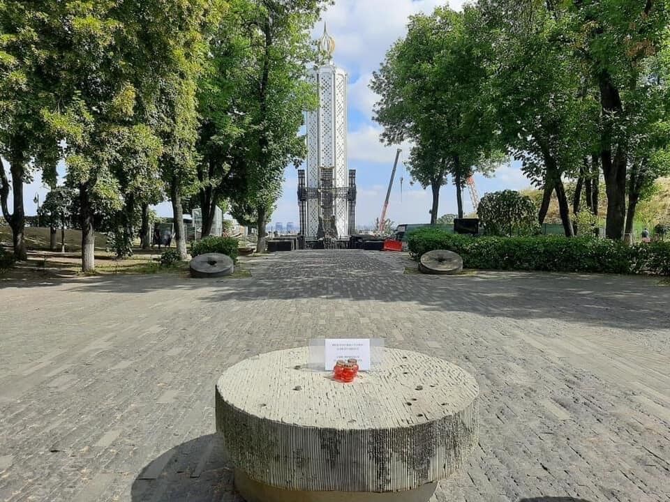 Вандалы изуродовали символ памяти о Голодоморе в Киеве.