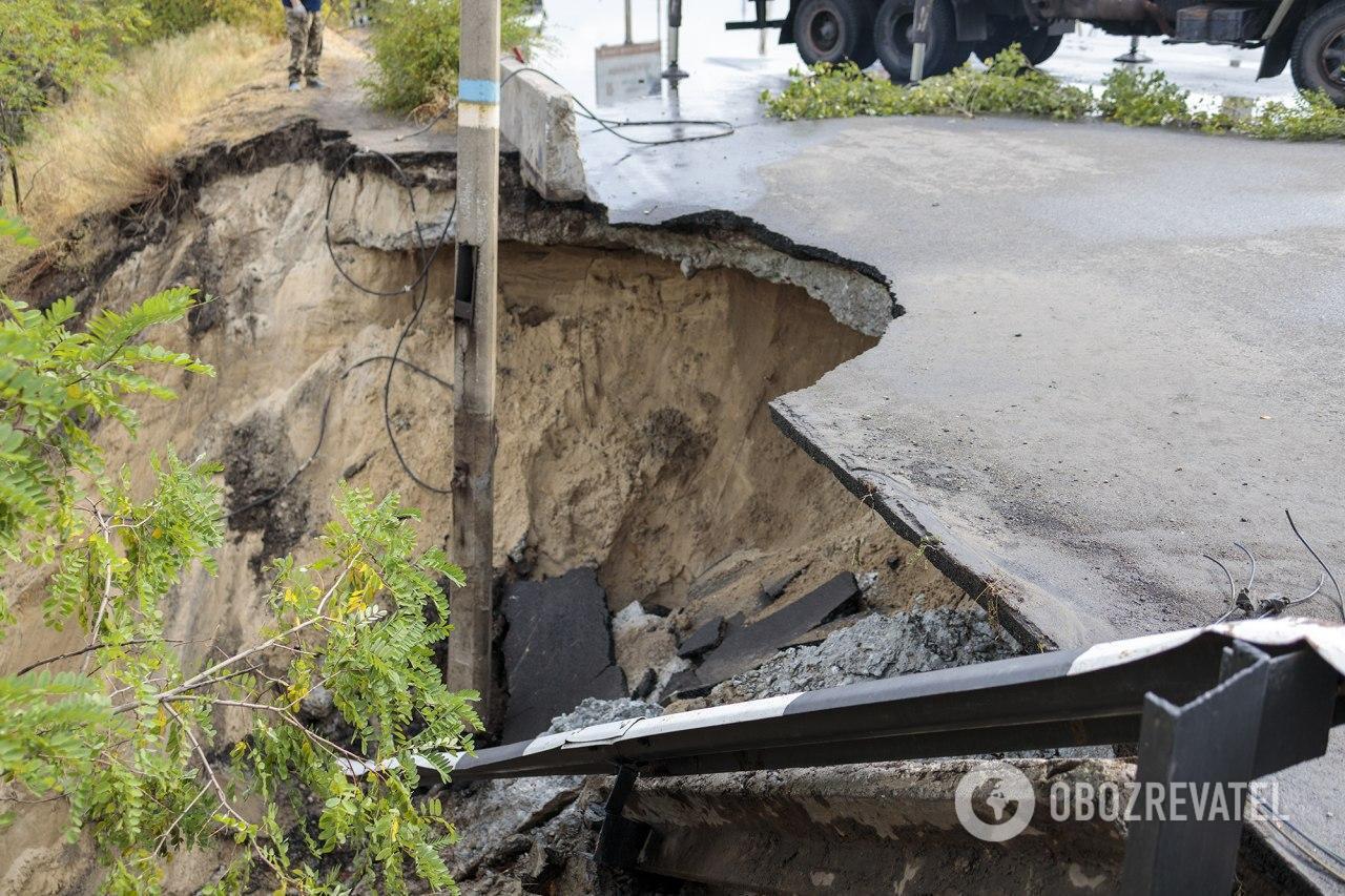 В Каменском мост через Днепр не пережил дождя и обвалился