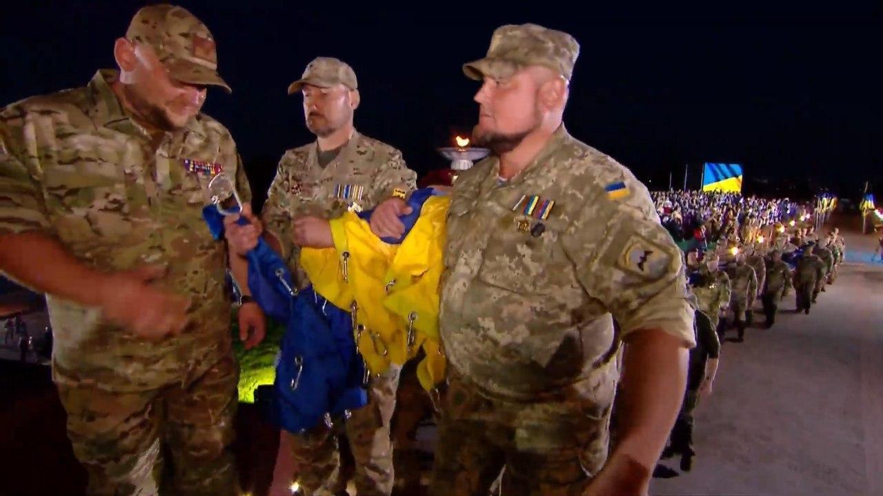 Флаг поднесли украинские защитники.