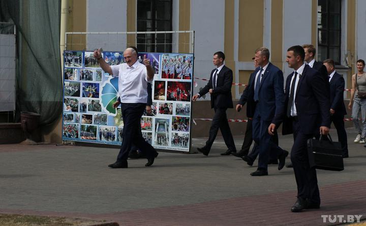 Лукашенко йде на сцену.