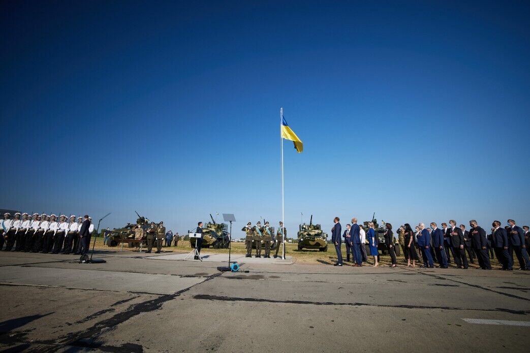Президент на Киевщине в День Государственного флага заявил, что у защитников страны 28 дней нет боевых потерь