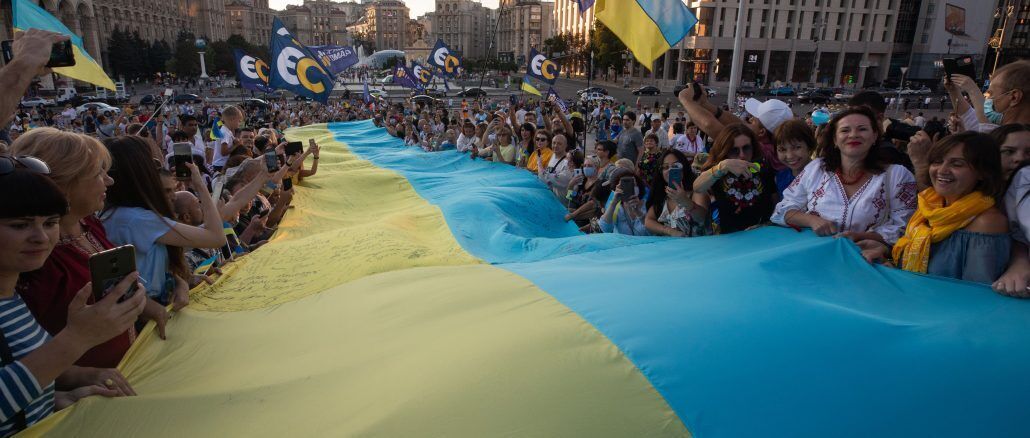 На Майдане Незалежности развернули огромный флаг Украины