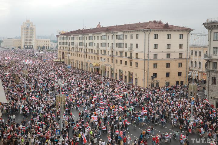 На акцию "Марш новой Беларуси" в Минске вышли более 200 тыс людей