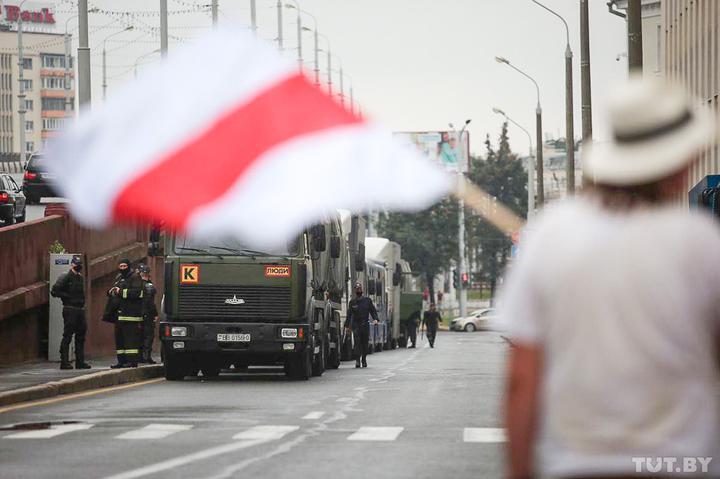 В центре Минска были замечены автобусы и грузовики с военными