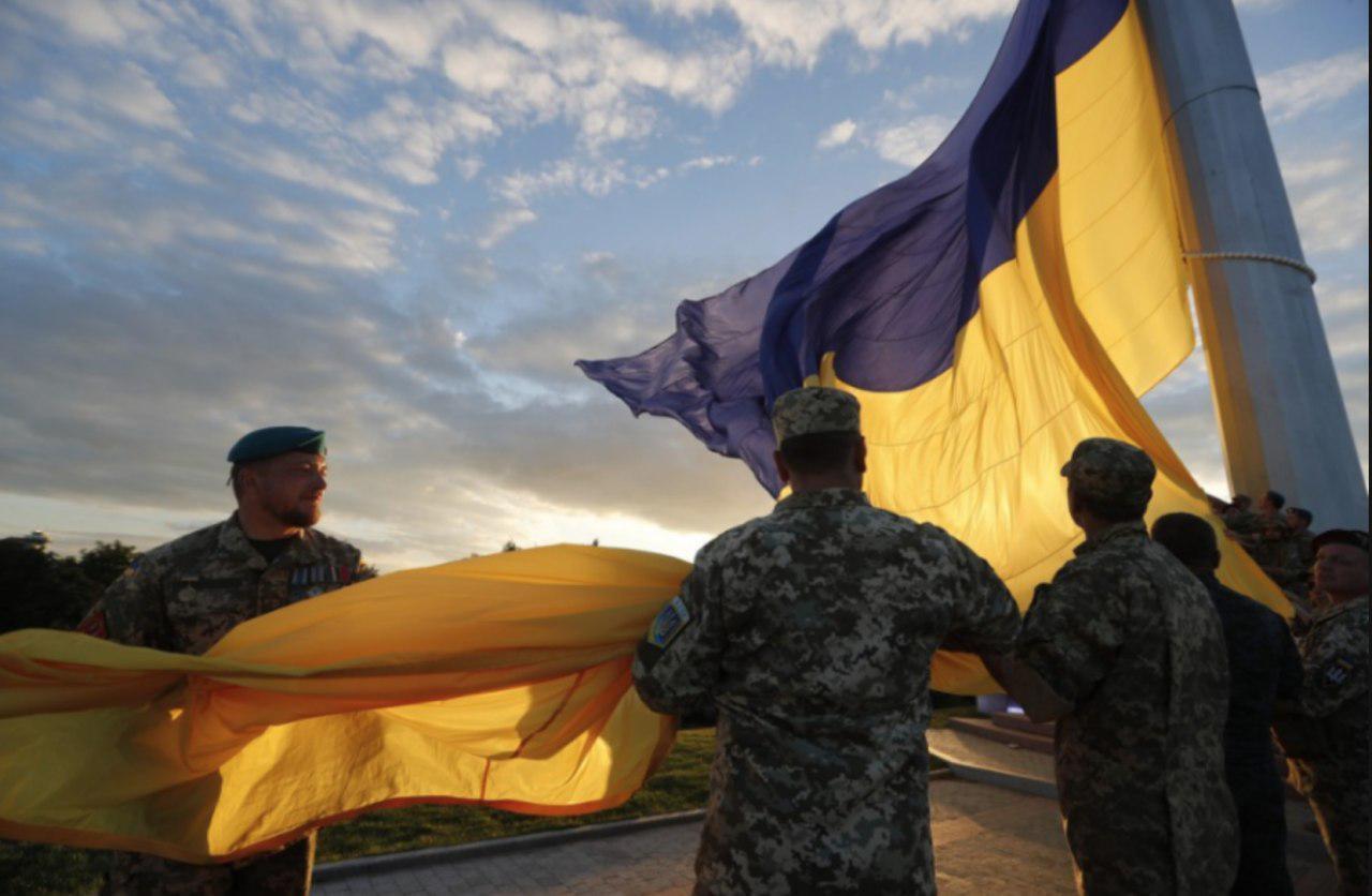 Мер Кличко над Києвом підняв найбільший в Україні прапор